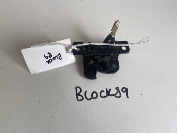 Volkswagen Golf 1998-2004 Hatchback Tailgate Locking Mechanism – No Part Numbers – 2 Pin Plug