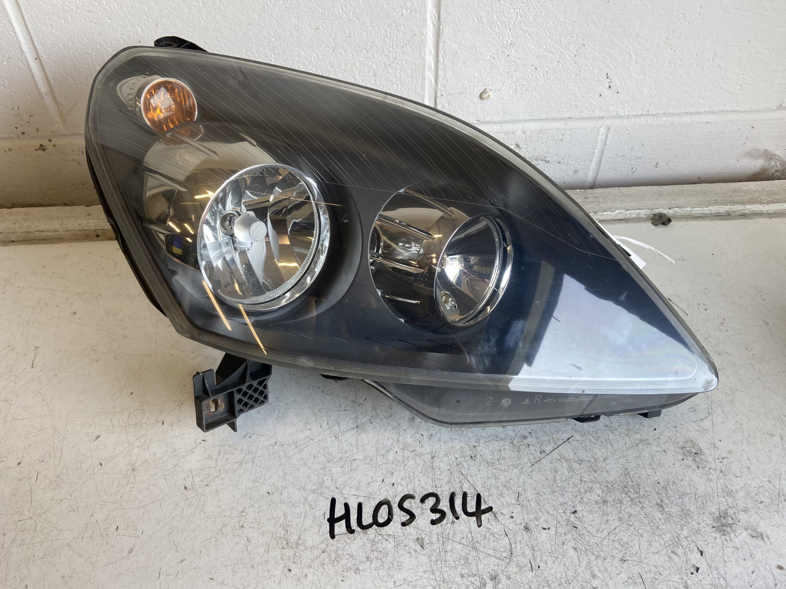 Vauxhall Zafira 2005-2008 MPV Off Side Headlamp – Black Insert