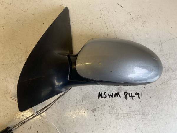 Ford Focus 1998-2005 Hatchback / Estate / Saloon Near Side Manual Door Mirror – Silver