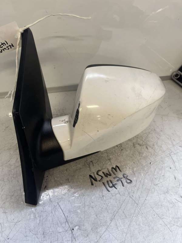 Hyundai ix35 2010-2015 Near Side Electric Door Mirror – White ( Scratch To Back Of Casing )