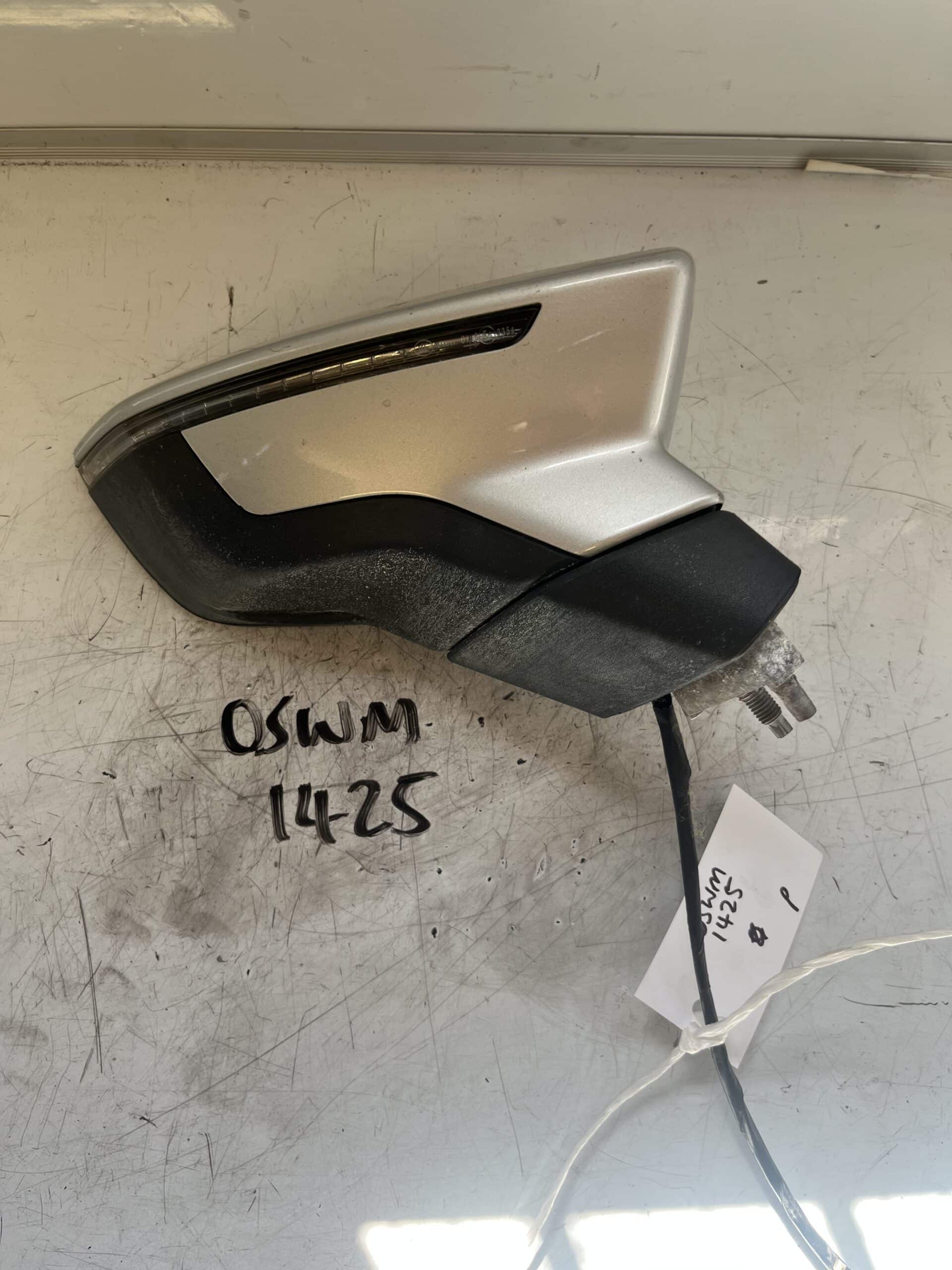 Seat Leon 2012-2016 Off Side Electric Door Mirror – Silver LX7W