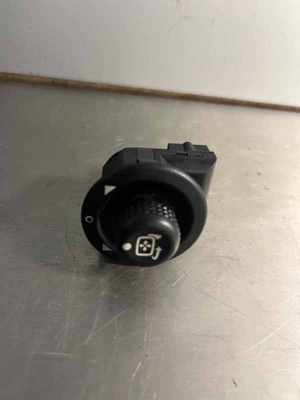 Range Rover Sport 2005-2010 Door Mirror Switch / Power Fold – YUF500030