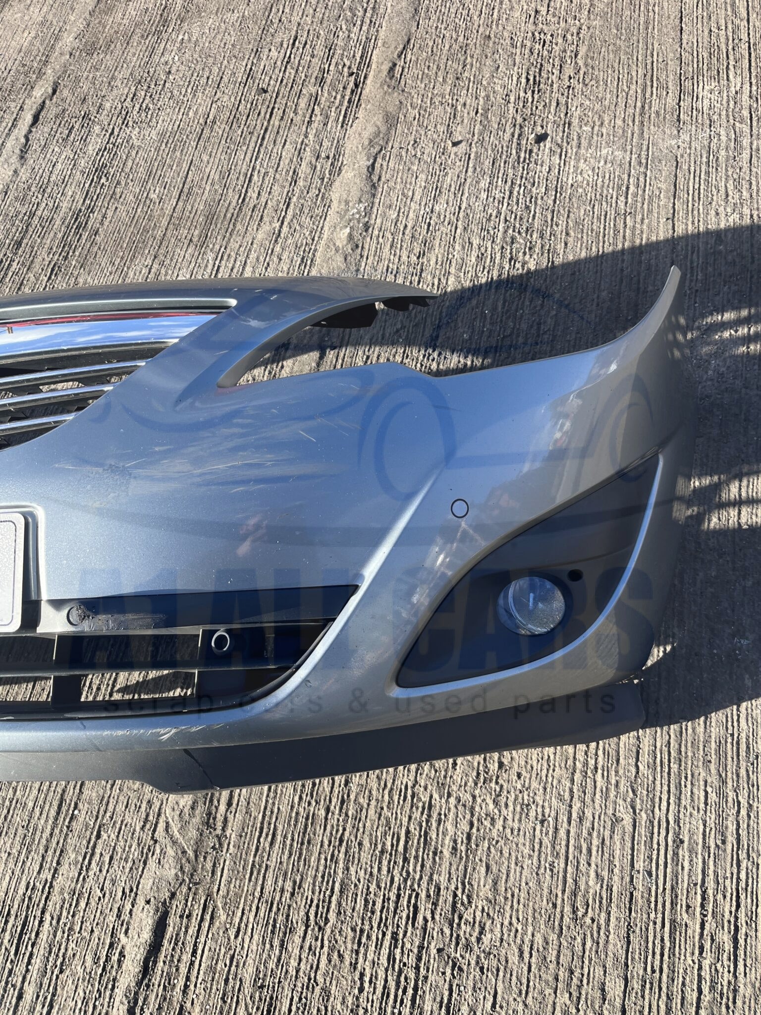 Vauxhall Meriva 2010-2015 Front Bumper With Fogs And Sensors – Silver ZGEV Colour Code ( Small Scuff See Pics )