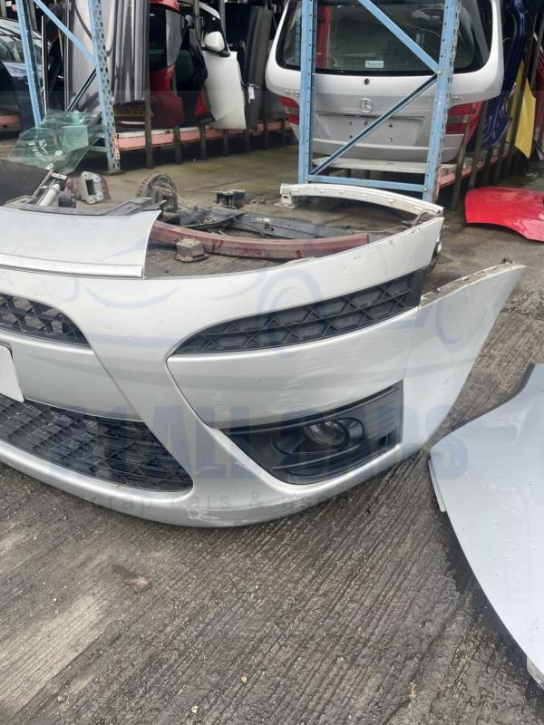 Citroen C4 Picasso 2007-2013 Front Bumper With Fogs – Silver EZRC Colour Code ( Small Scuff See Pics )
