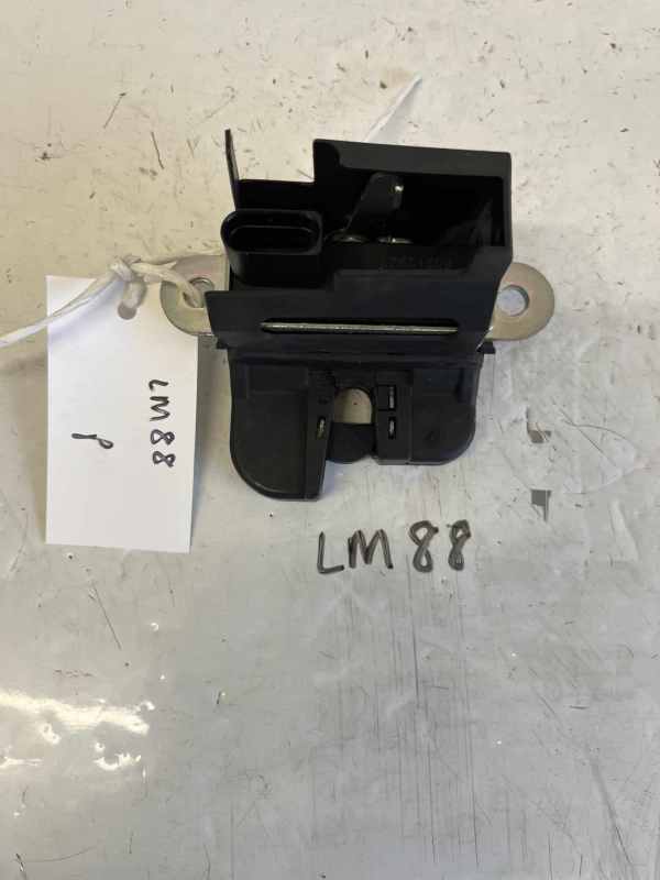 Volkswagen Golf 2004-2008 Hatchback Tailgate/Boot Locking Mechanism 1K6827505 C / B