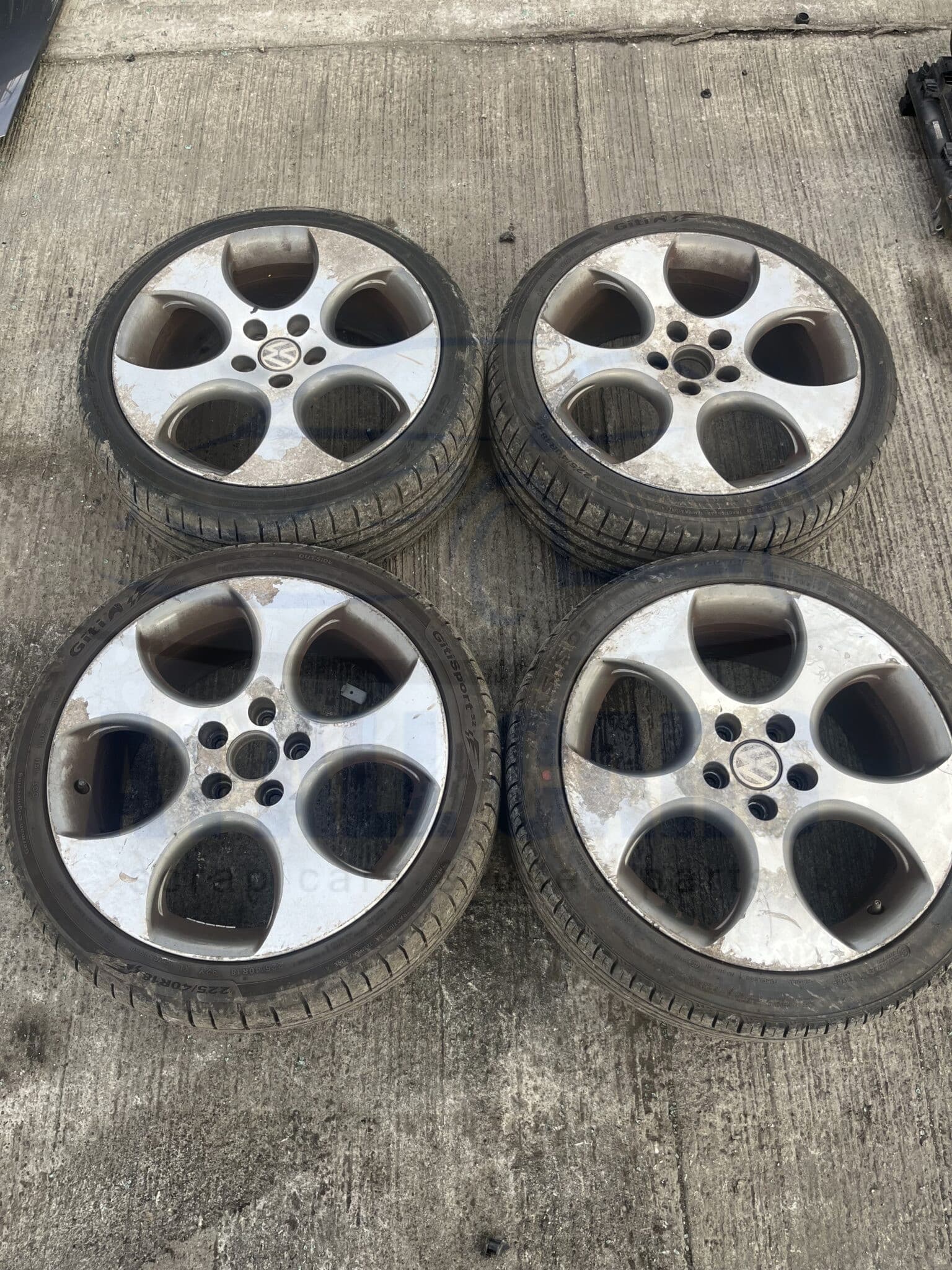 Volkswagen Golf 2004-2008 MK5 Full Set Of 18″ Alloy Wheels And Tyres – 225/40/18 ( Need Refurb )