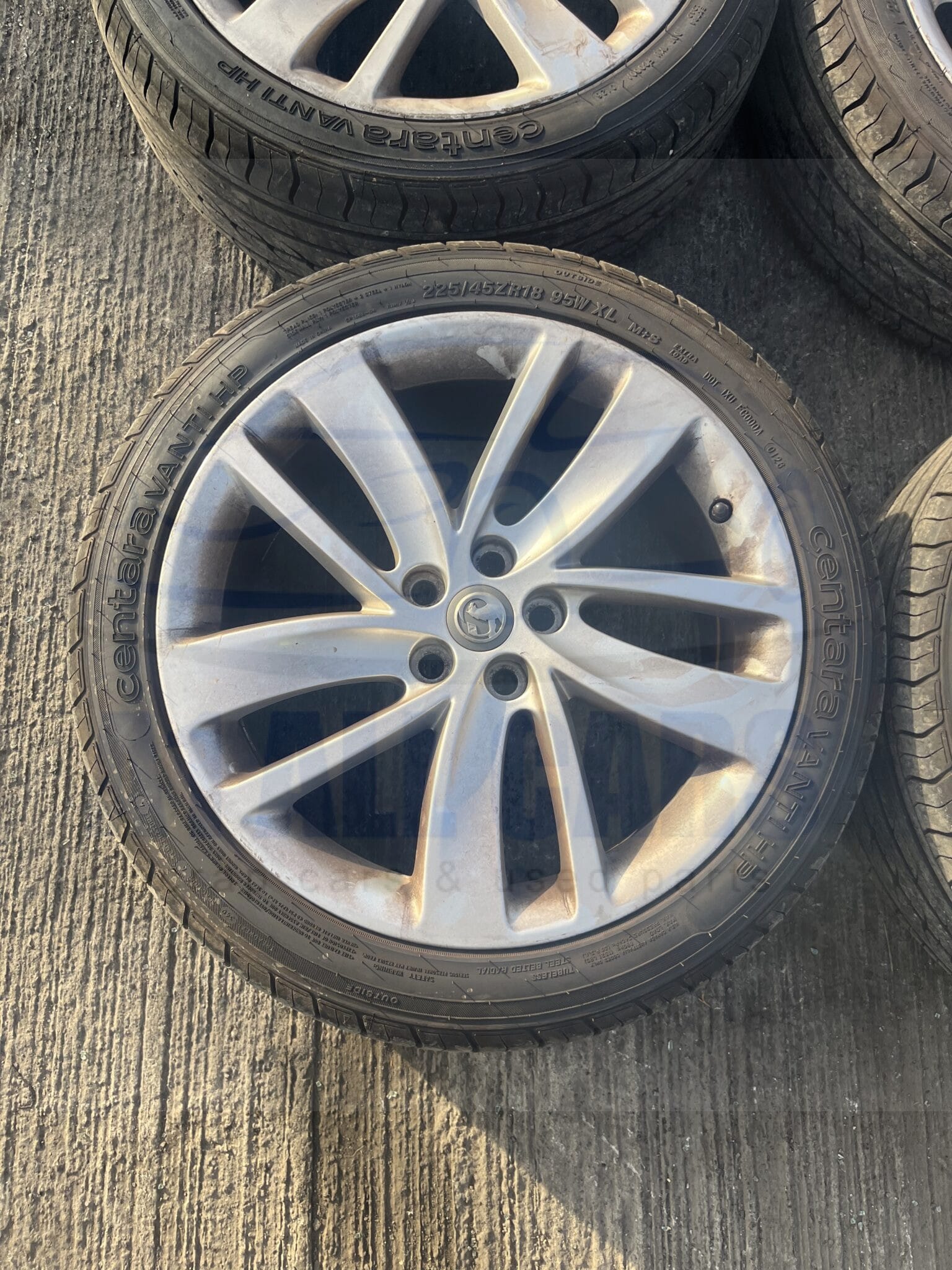 Vauxhall Astra 2010-2015 Full Set Of 18″ Alloy Wheels And Tyres – 225/45/18 ( 1 Alloy Has Scuff See Pics ) Fits Petrol Models Only