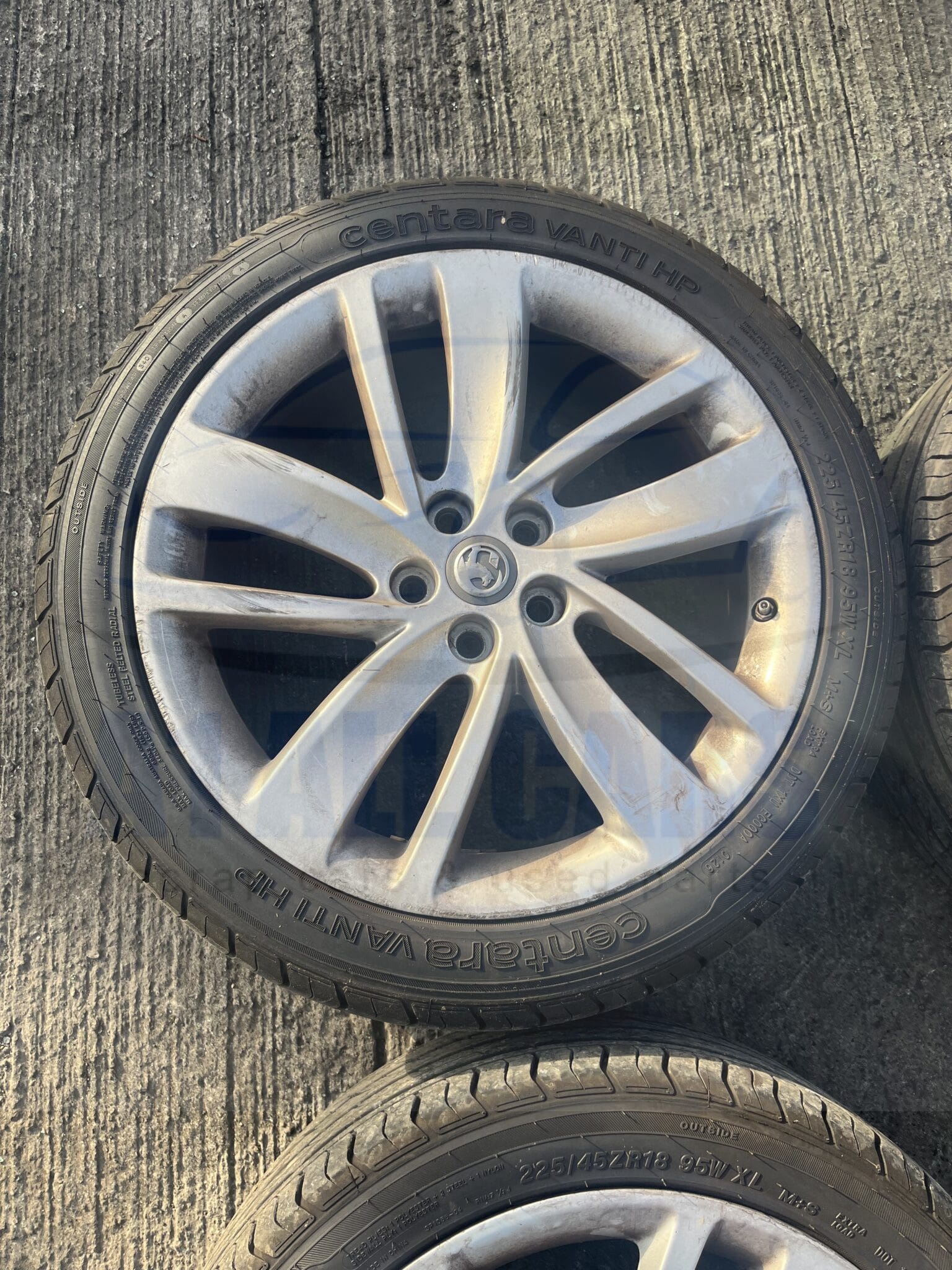 Vauxhall Astra 2010-2015 Full Set Of 18″ Alloy Wheels And Tyres – 225/45/18 ( 1 Alloy Has Scuff See Pics ) Fits Petrol Models Only