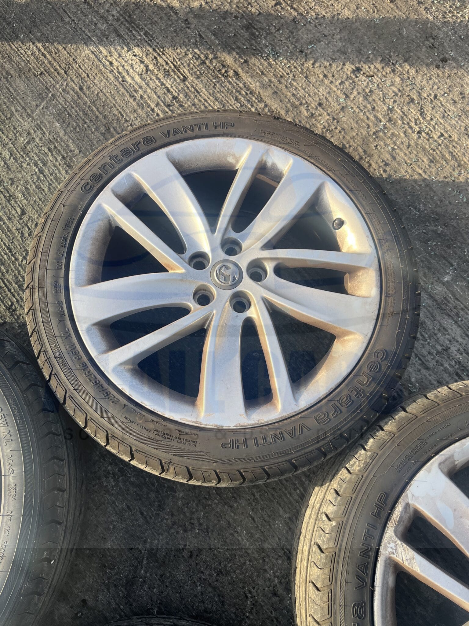 Vauxhall Astra 2010-2015 Full Set Of 18″ Alloy Wheels And Tyres – 225/45/18 ( 1 Alloy Has Scuff See Pics ) Fits Petrol Models Only