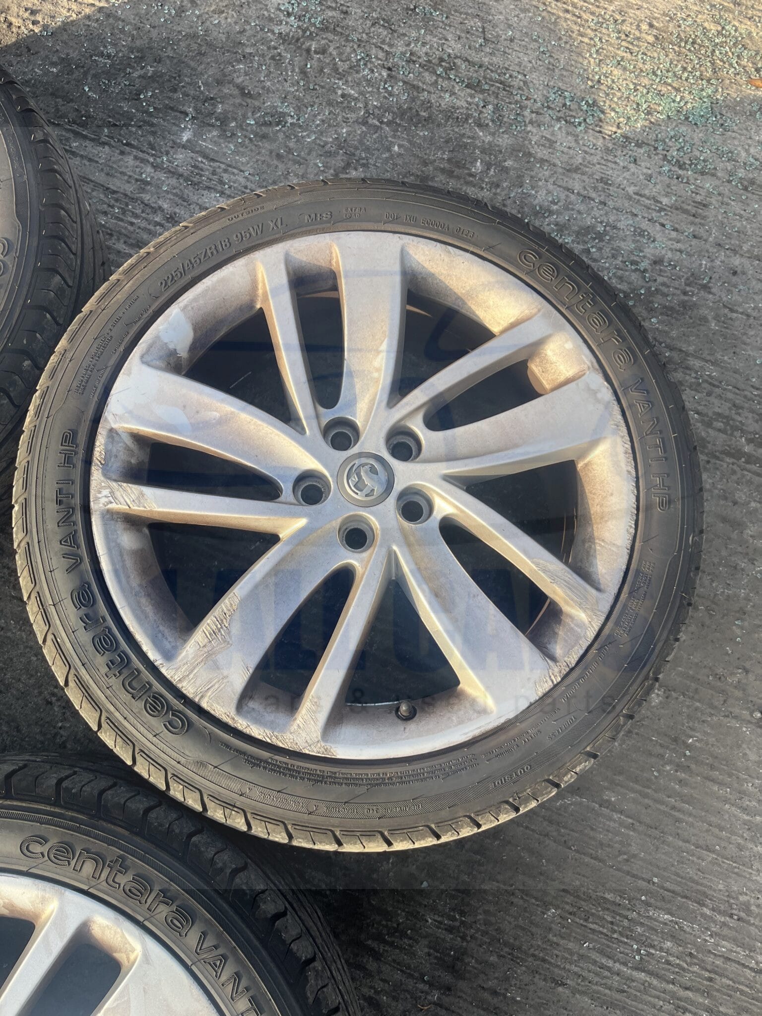 Vauxhall Astra 2010-2015 Full Set Of 18″ Alloy Wheels And Tyres – 225/45/18 ( 1 Alloy Has Scuff See Pics ) Fits Petrol Models Only