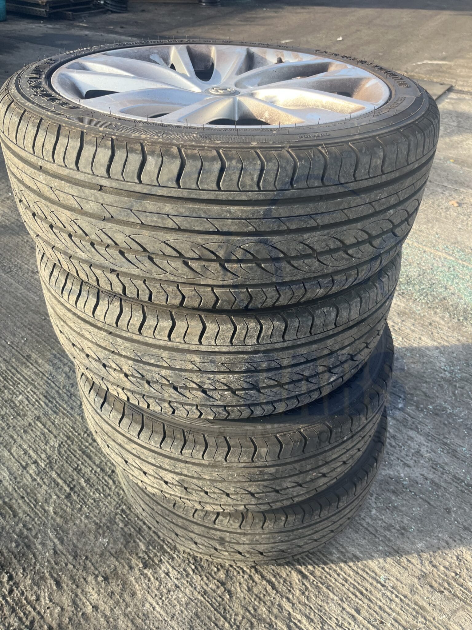 Vauxhall Astra 2010-2015 Full Set Of 18″ Alloy Wheels And Tyres – 225/45/18 ( 1 Alloy Has Scuff See Pics ) Fits Petrol Models Only