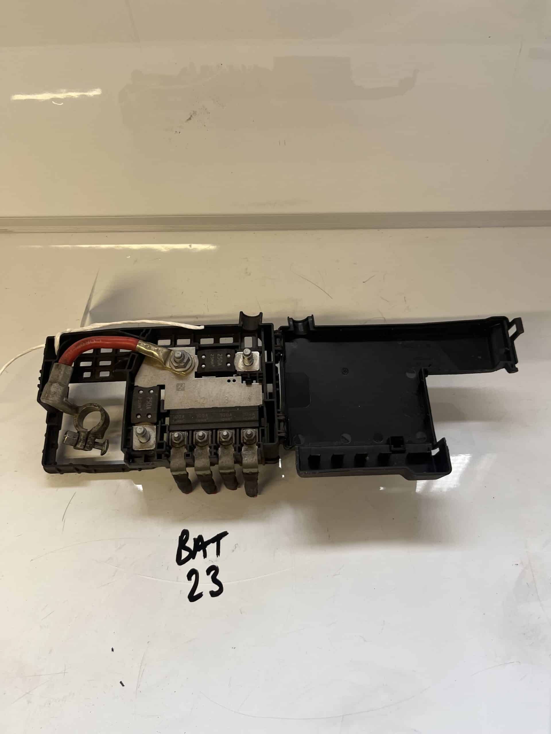 Vauxhall Insignia 2009-2017 Positive Battery Terminal And Fuse Board – 13285114