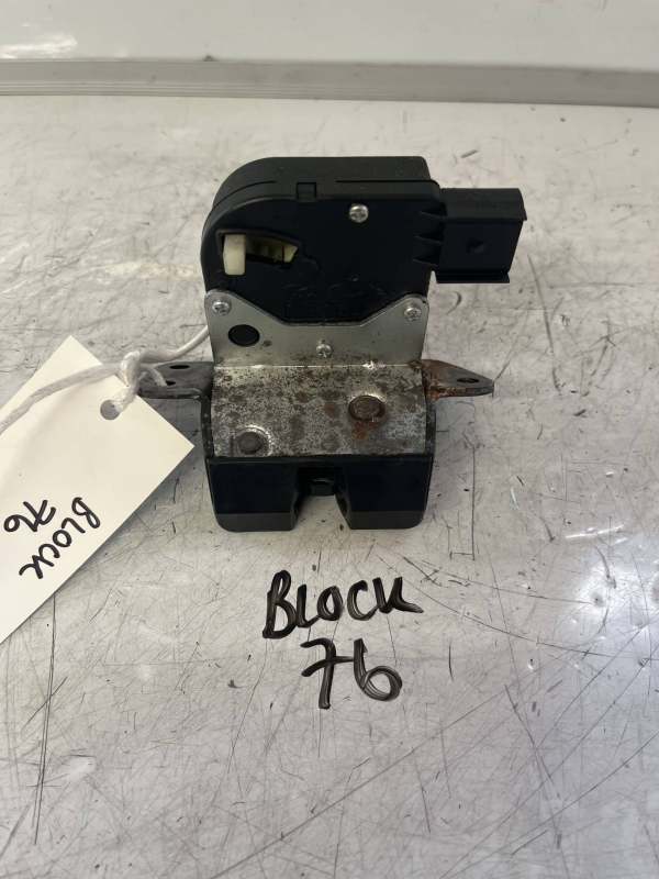 Kia Picanto 2011-2015 Hatchback Tailgate Locking Mechanism – No Part Numbers See Picture – 4 Pin Plug