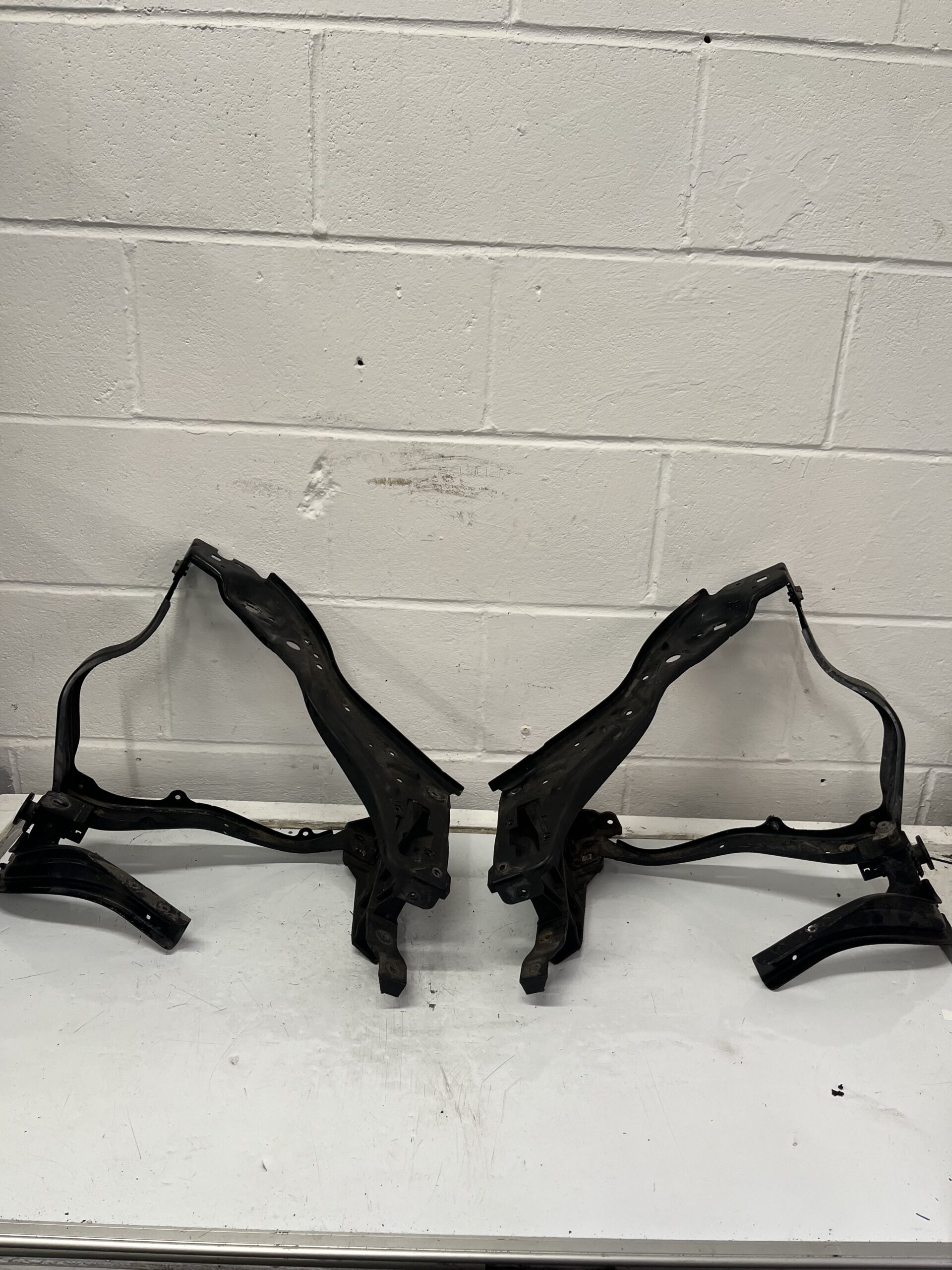 Mercedes E Class 2009-2012 Near Side And Off Side Headlamp Brackets / Mounts – 212620029 / 212620030