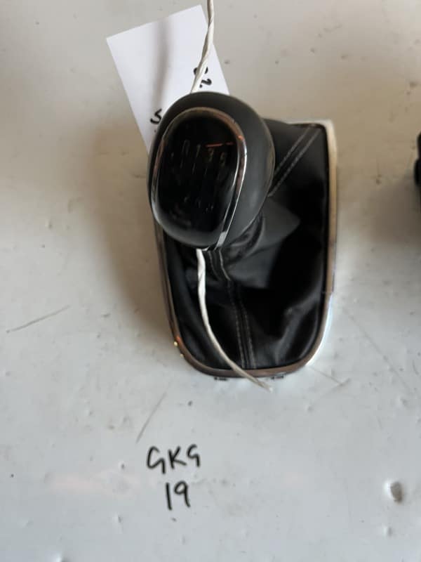Vauxhall Astra 2010-2015 6 Speed Manual Gear Knob And Gaiter – ( Reverse Top Left ) – 55565903