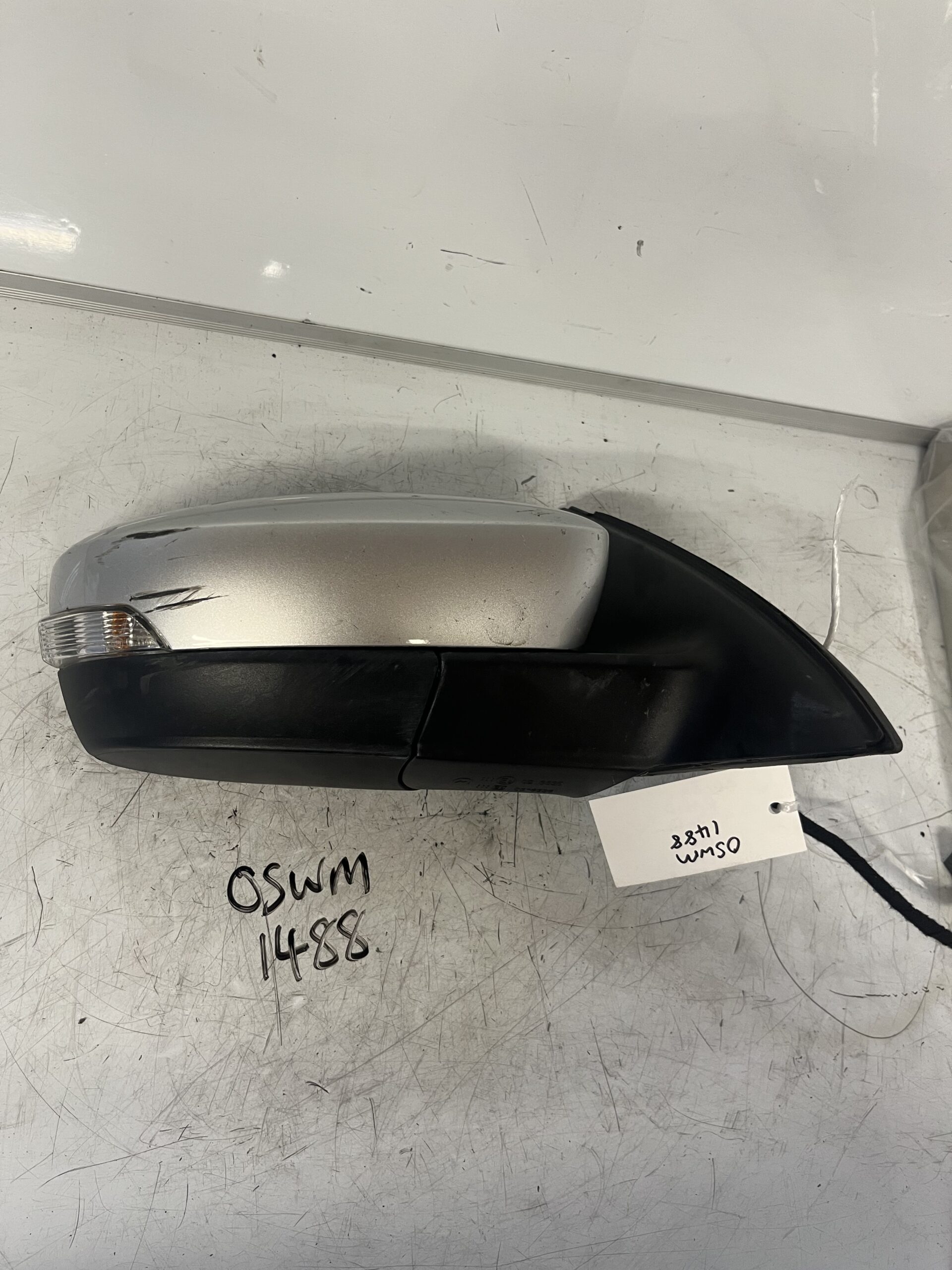 Skoda Rapid 2012-2017 Off Side Electric Door Mirror – Silver LA7W Colour Code ( Scratch On Mirror Cover )