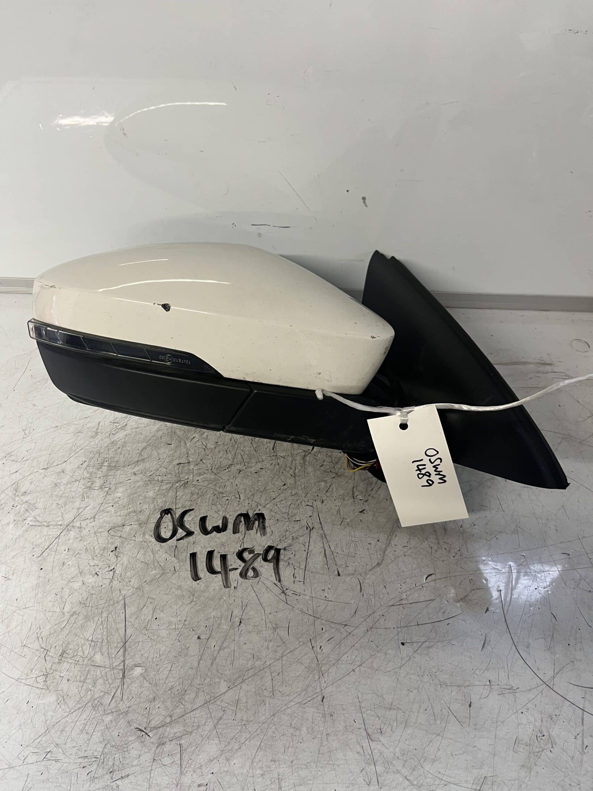 Skoda Octavia 2013-2017 Hatchback / Estate Off Side Electric Door Mirror – White LF9E