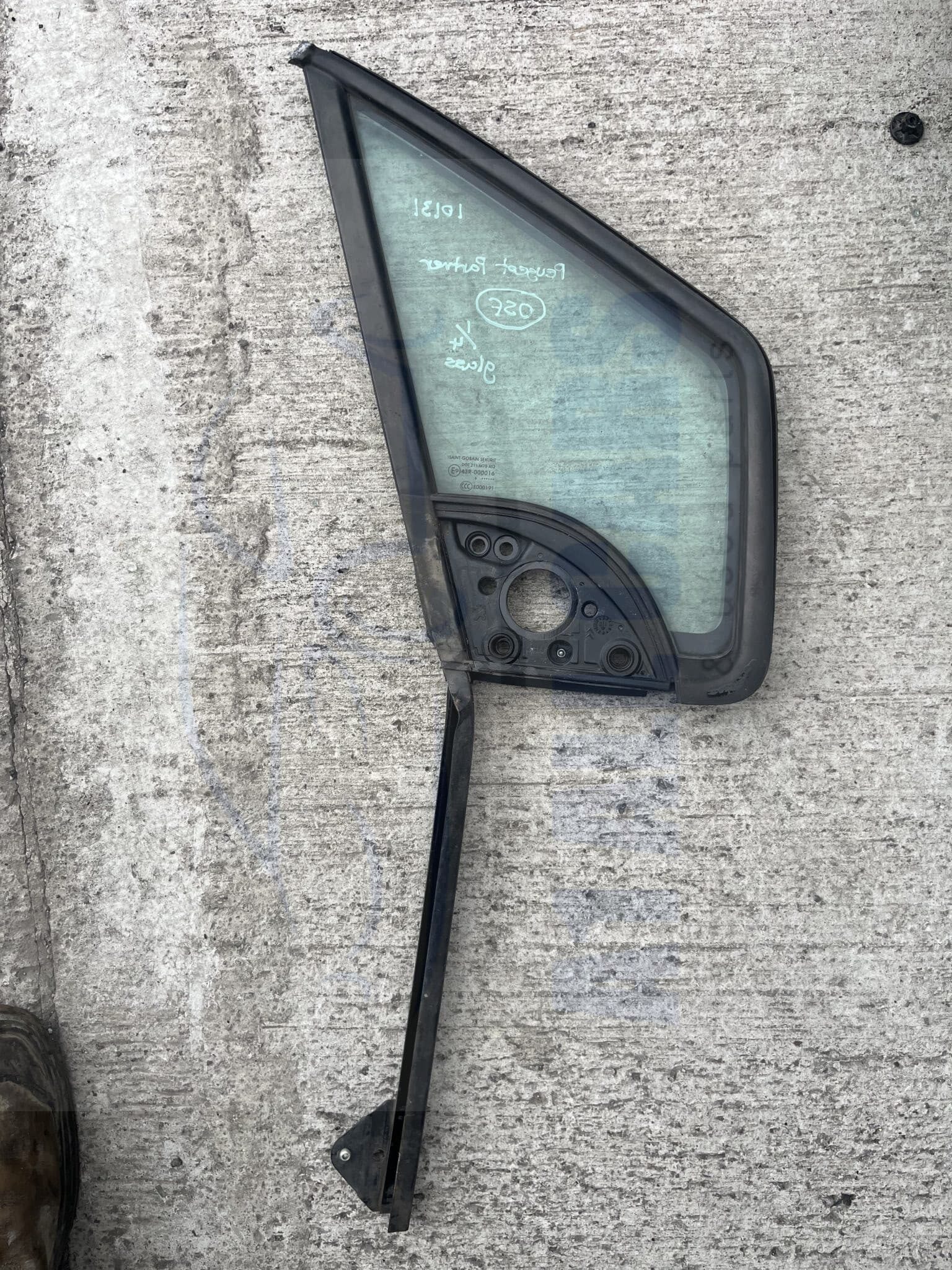 Citroen Berlingo / Peugeot Partner 2009-2017 Off Side Front 1/4 Glass