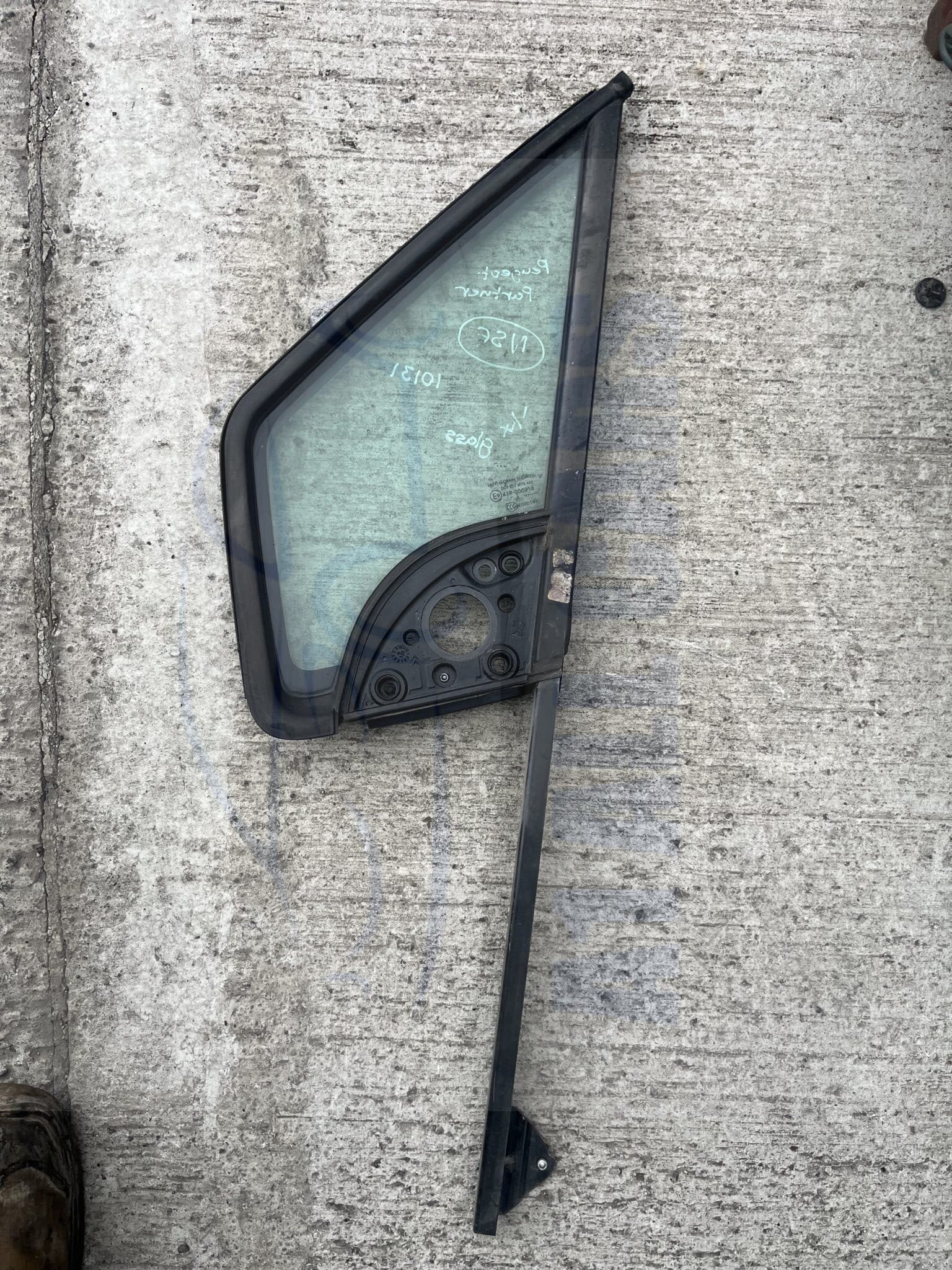 Citroen Berlingo / Peugeot Partner 2009-2017 Near Side Front 1/4 Glass
