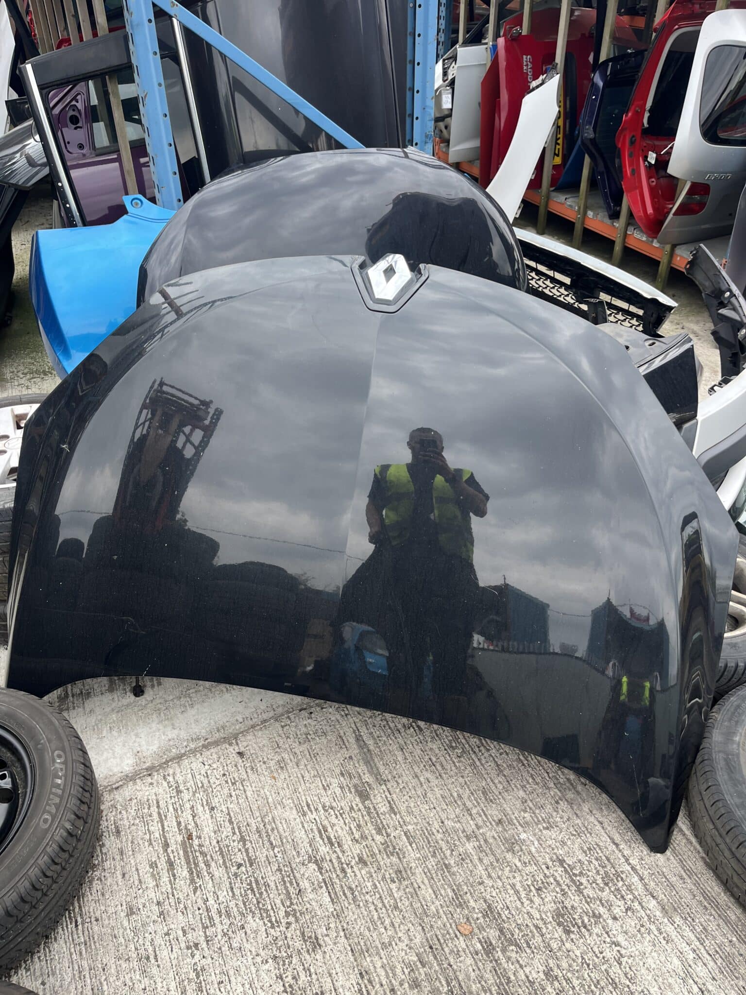 Renault Megane Coupe 2008-2014 Bonnet – Black ( Call Office For Delivery Quote )