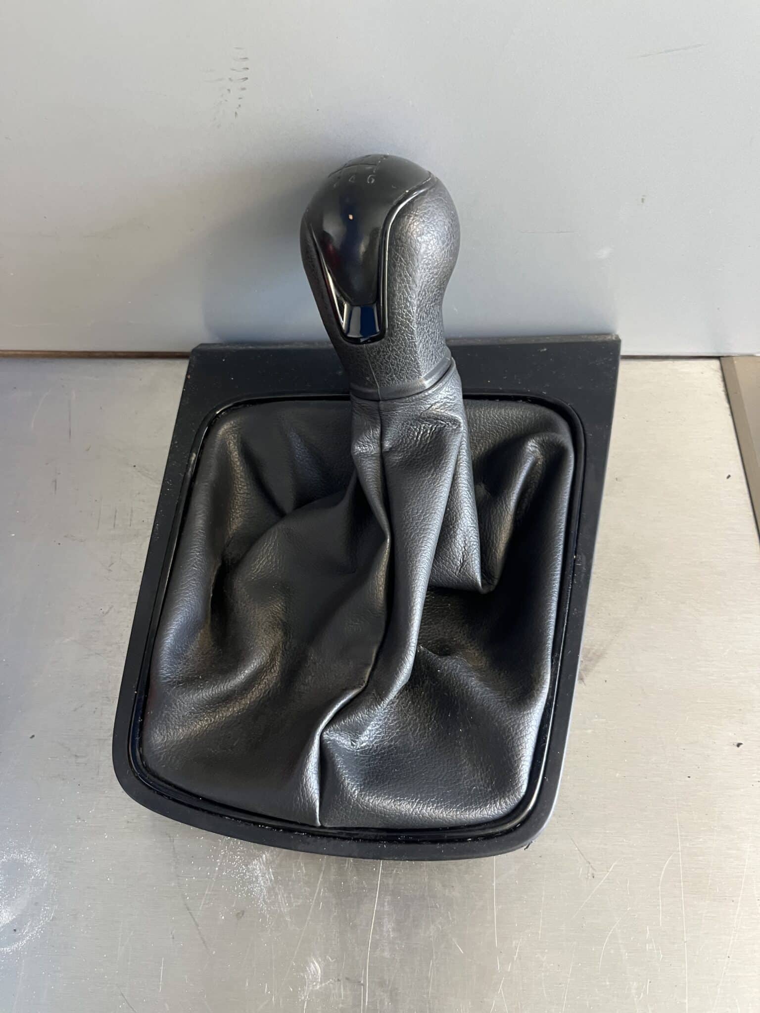 Seat Leon 2012-2020 Gear Knob And Gaiter – 6 Speed Manual ( Reverse Top Left ) – 5F2711113M
