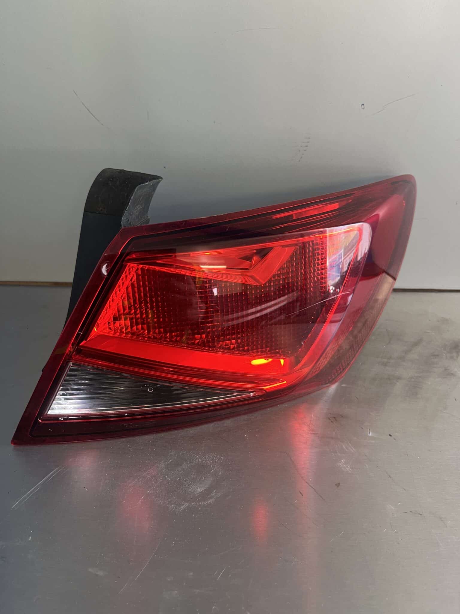 Seat Leon 2012-2016 Hatchback Off Side Taillamp – Halogen Version –