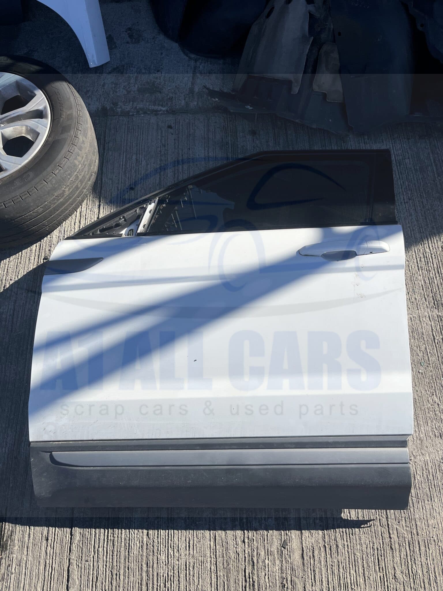 Range Rover Evoque 2011-2018 5 Door Hatchback Near Side Front Door – Fuji White LRC867 Colour Code ( Call Office For Delivery Quote )