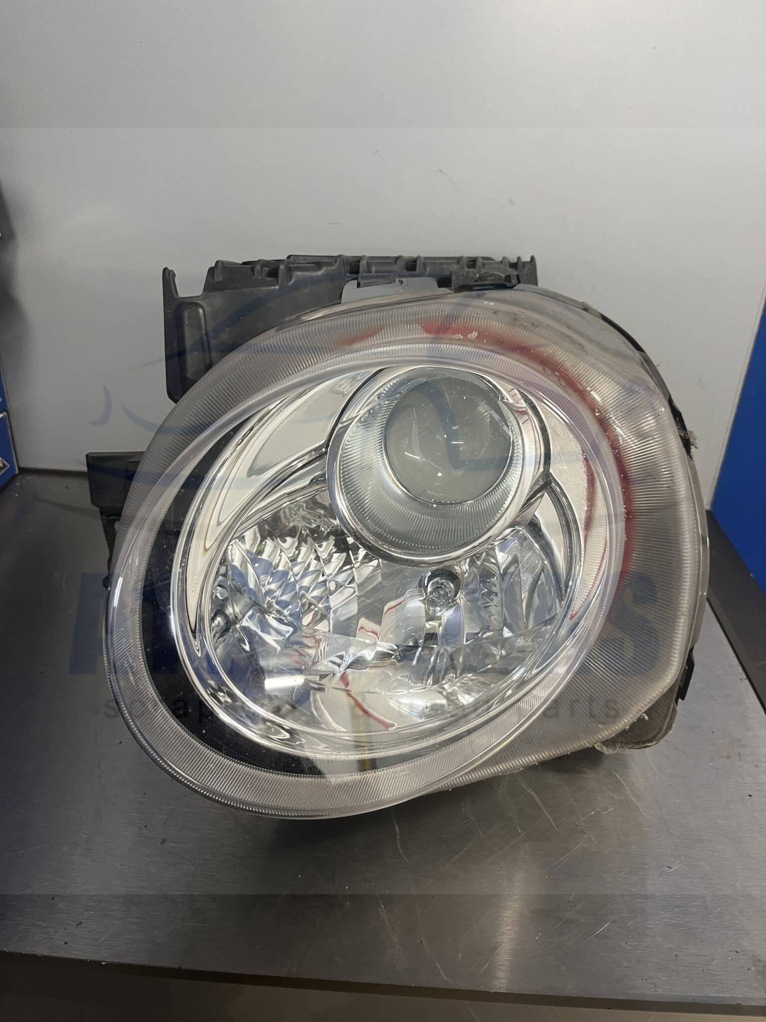 Nissan Juke 2014-2019 MK1 FL Near Side Headlamp – 26060BV80B ( 1 Broken Bracket See Pics )