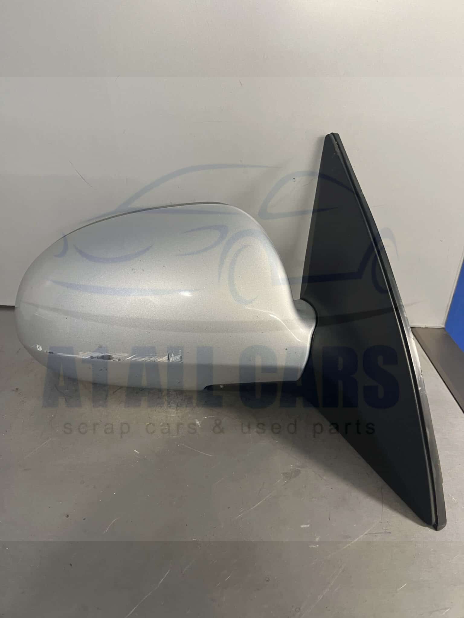 Hyundai i30 2007-2012 Hatchback / Estate Off Side Electric Door Mirror – Silver ( Scratch On Cover )