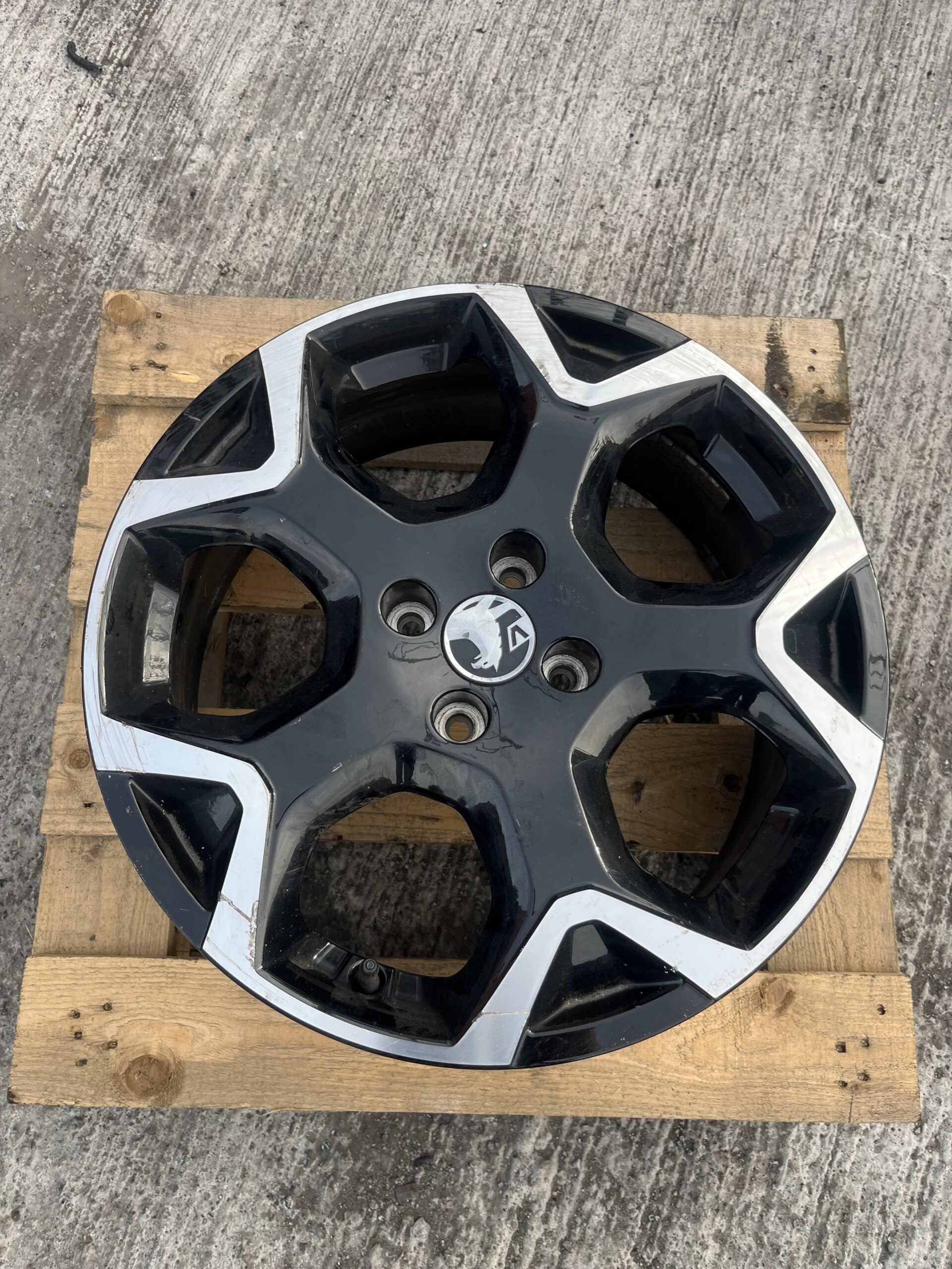 Vauxhall Mokka 2020-2025 18″ Alloy Wheel ( Small Curb Marks )