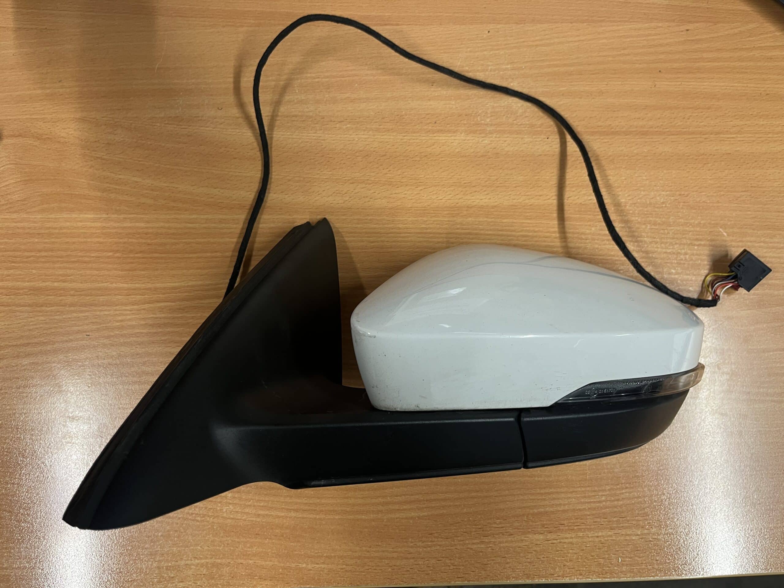 Skoda Octavia 2013-2017 Hatchback / Estate Near Side Electric Door Mirror – White LF9E