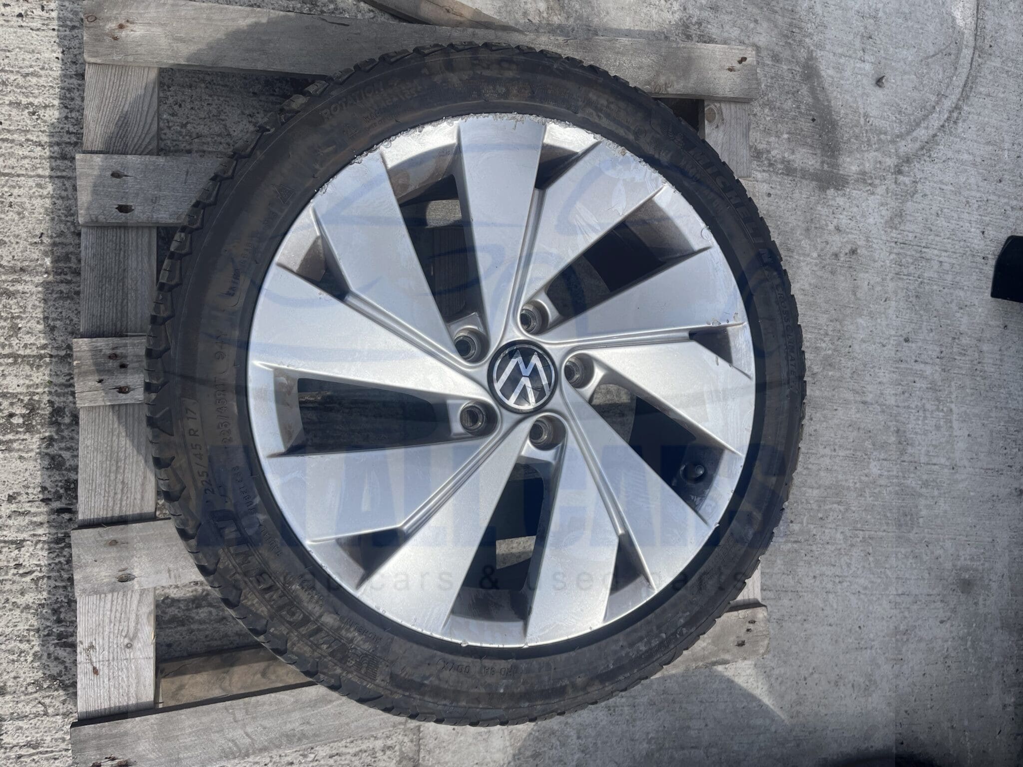 Volkswagen Golf 2019-2024 MK8 17″ Alloy Wheel With Tyre – 225/45/17 ( Bad Curb Marks )