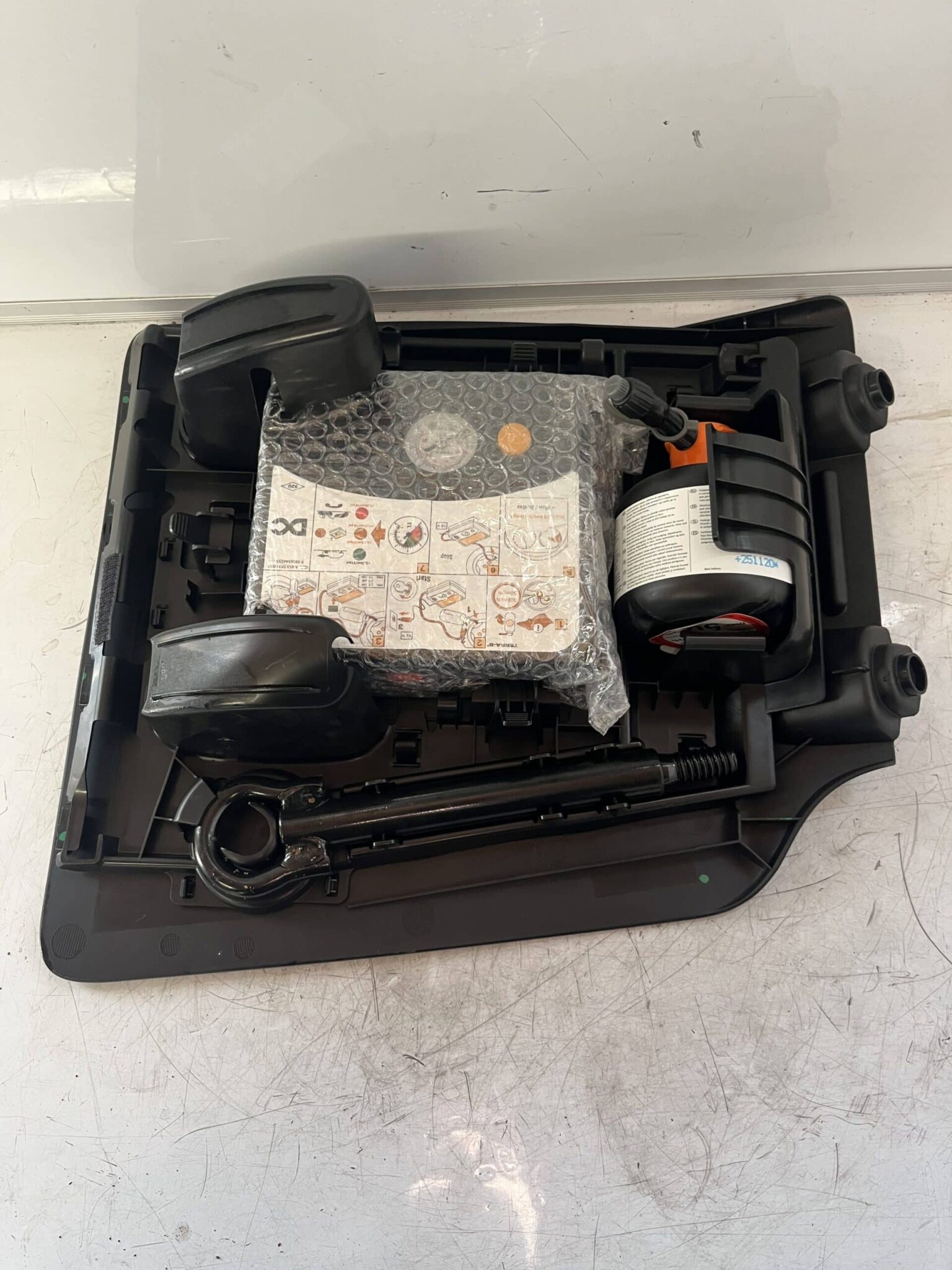 Renault Twingo 2013-2019 MK3 Emergency Compressor / Tyre Sealant / Towing Eye