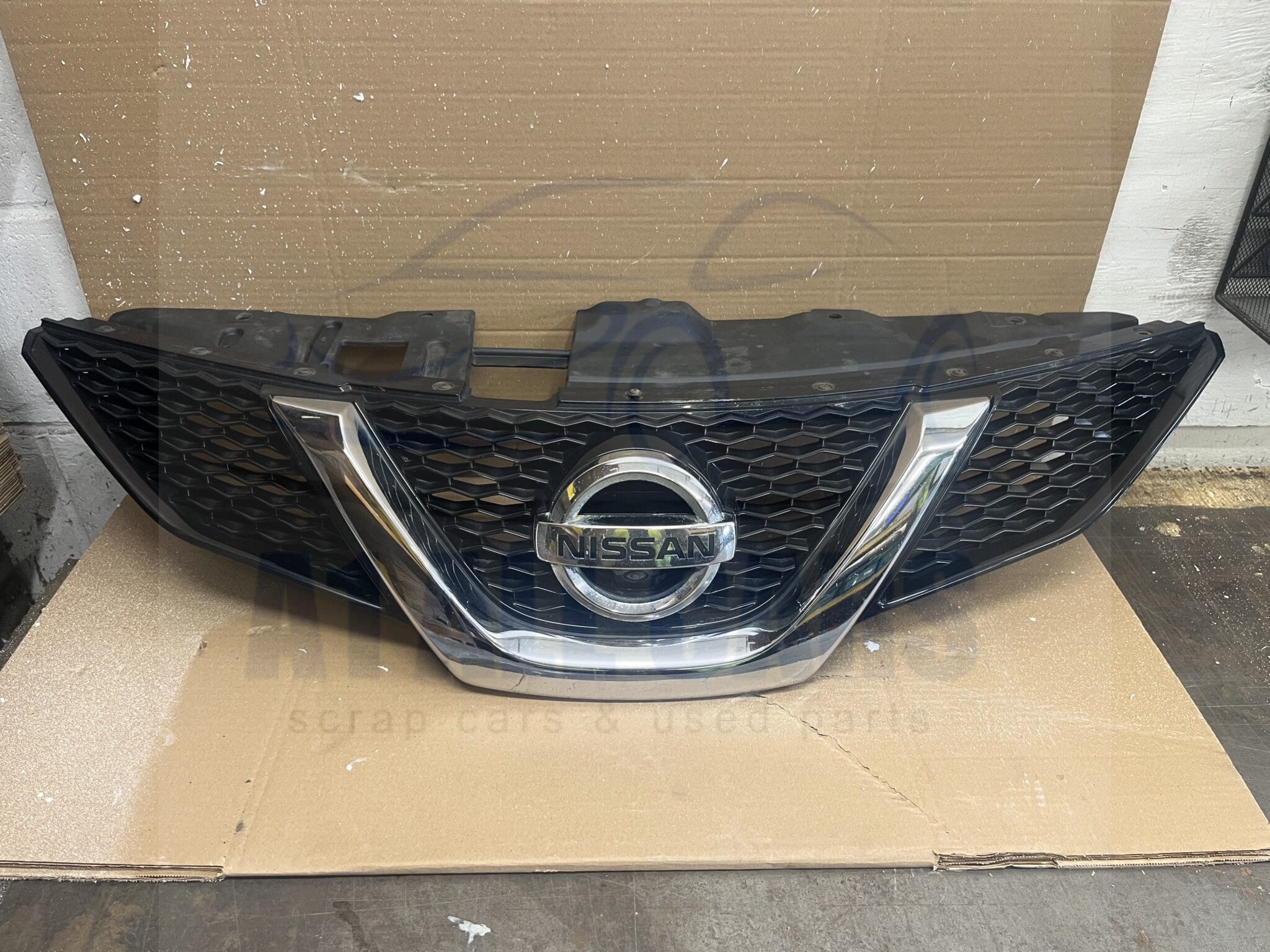 Nissan Qashqai 2013-2017 Front Grill With Badge And Camera