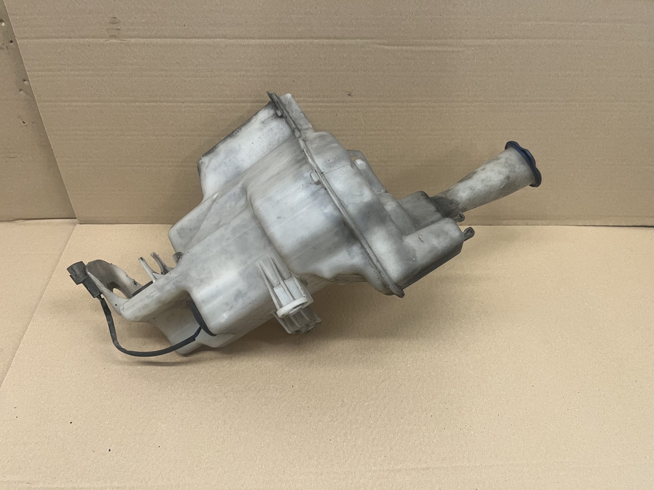 Hyundai i30 2012-2017 Windscreen Washer Bottle – 98610-A6000 / 98610-A6010