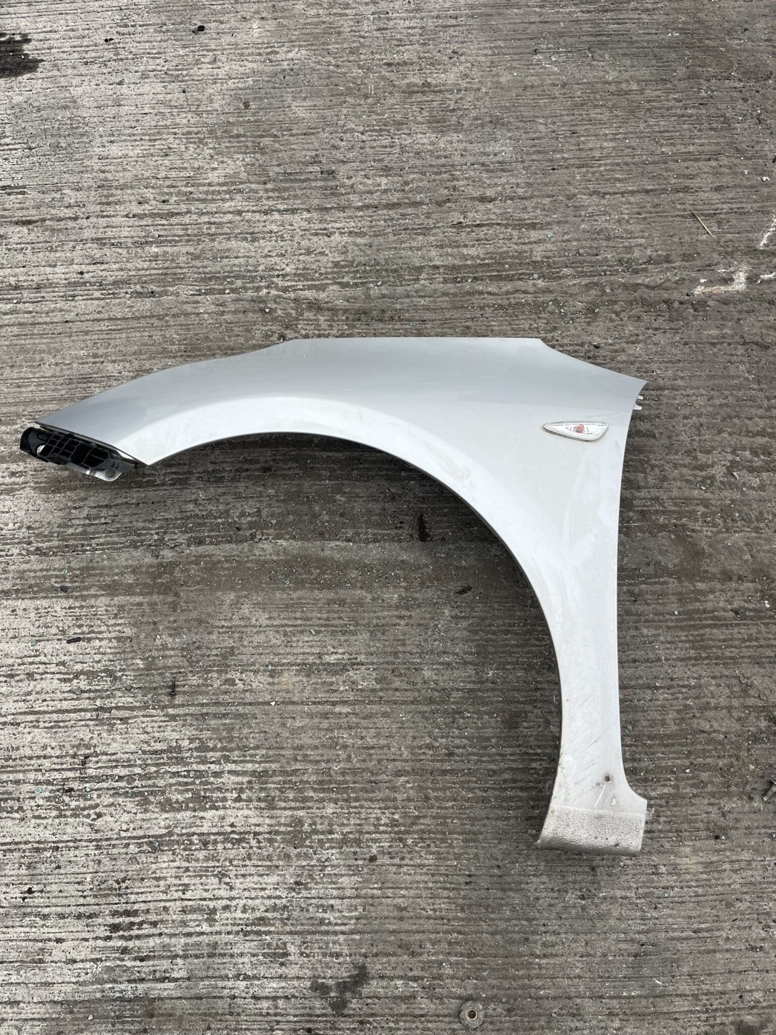 Kia Ceed 2012-2017 Near Side Wing – Silver 9S Colour Code ( Type With Indicator )