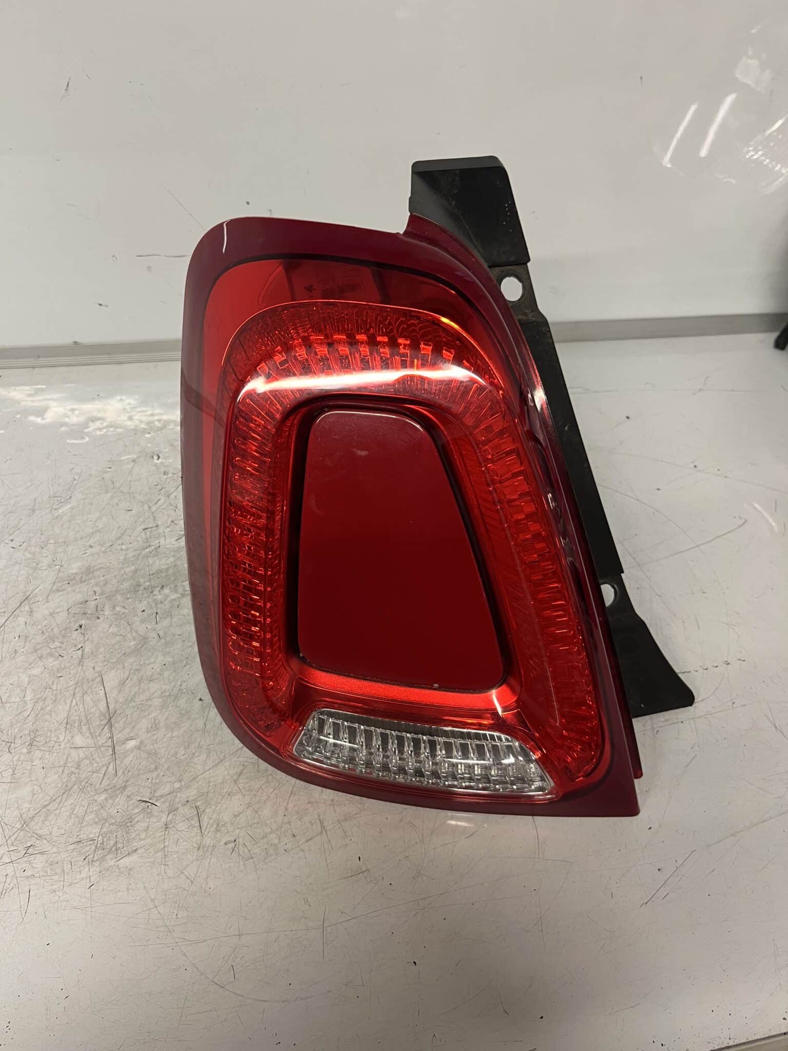 Fiat 500 2015-2021 3 Door Hatchback Near Side Taillamp – ( Red Centre )