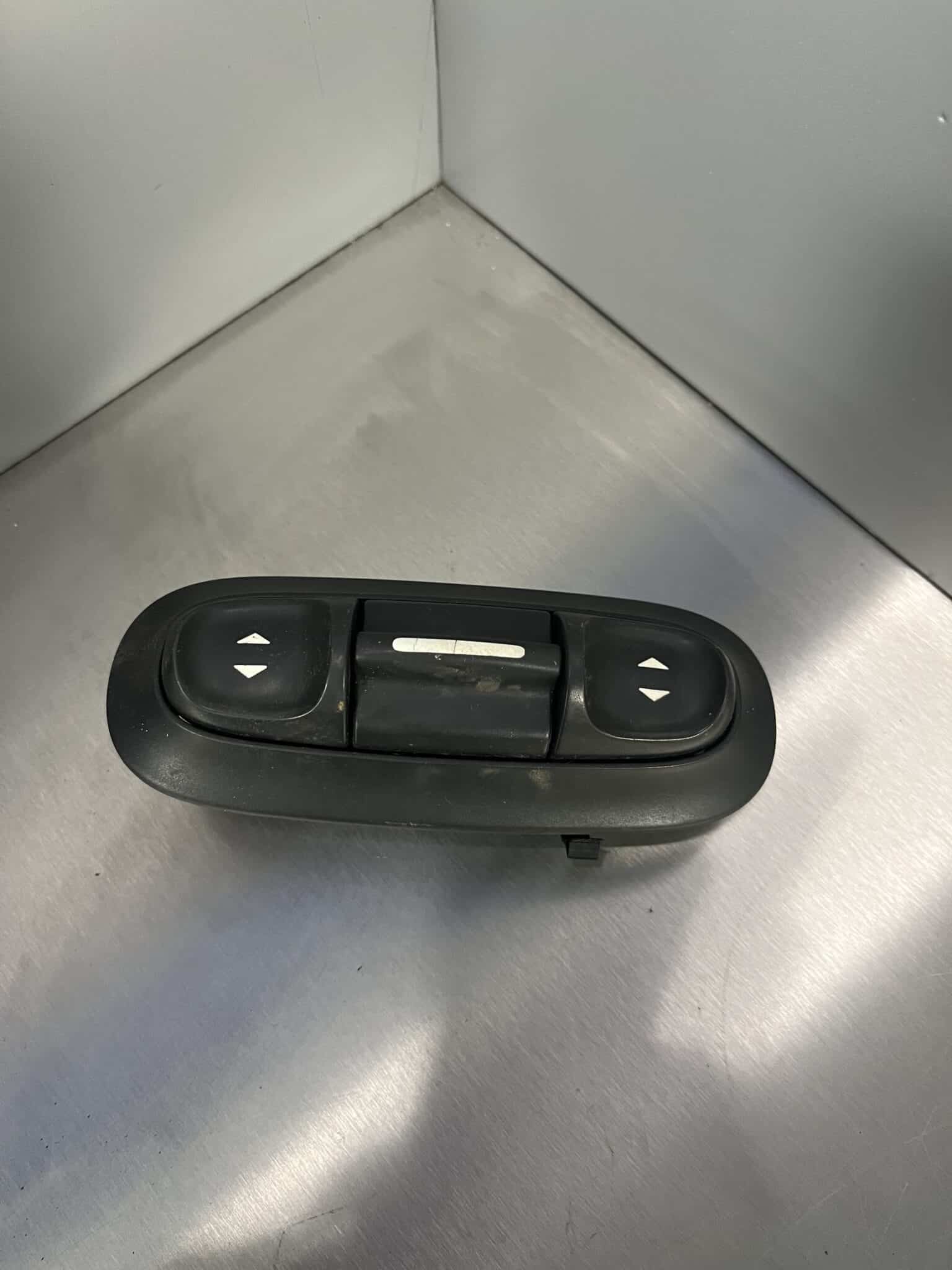 Renault Wind 2010-2013 Roof Control Switch – 254110003R