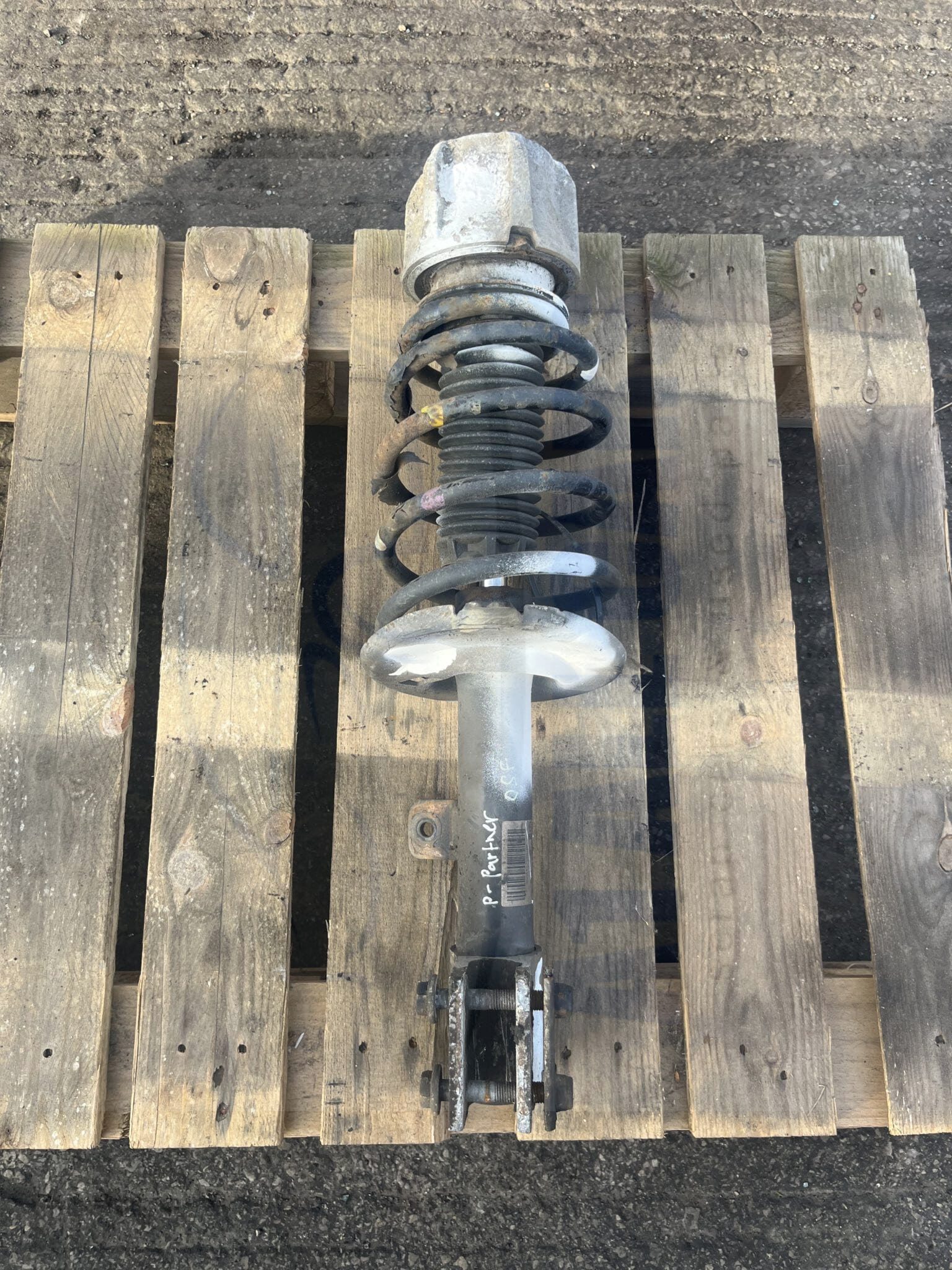 Citroen Berlingo / Peugeot Partner 2012-2017 Van 1.6 HDI Off Side Front Shock Absorber ( Type With Aluminium Top )