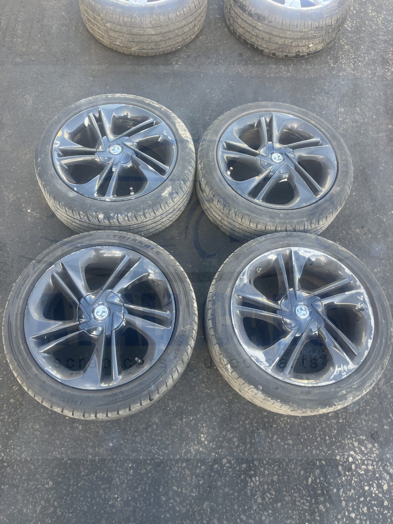 Vauxhall Corsa 2014-2019 Full Set Of 17″ Alloy Wheels With Tyres –  215/45/17 ( 1 Rim Has Bad Kerb Marks )