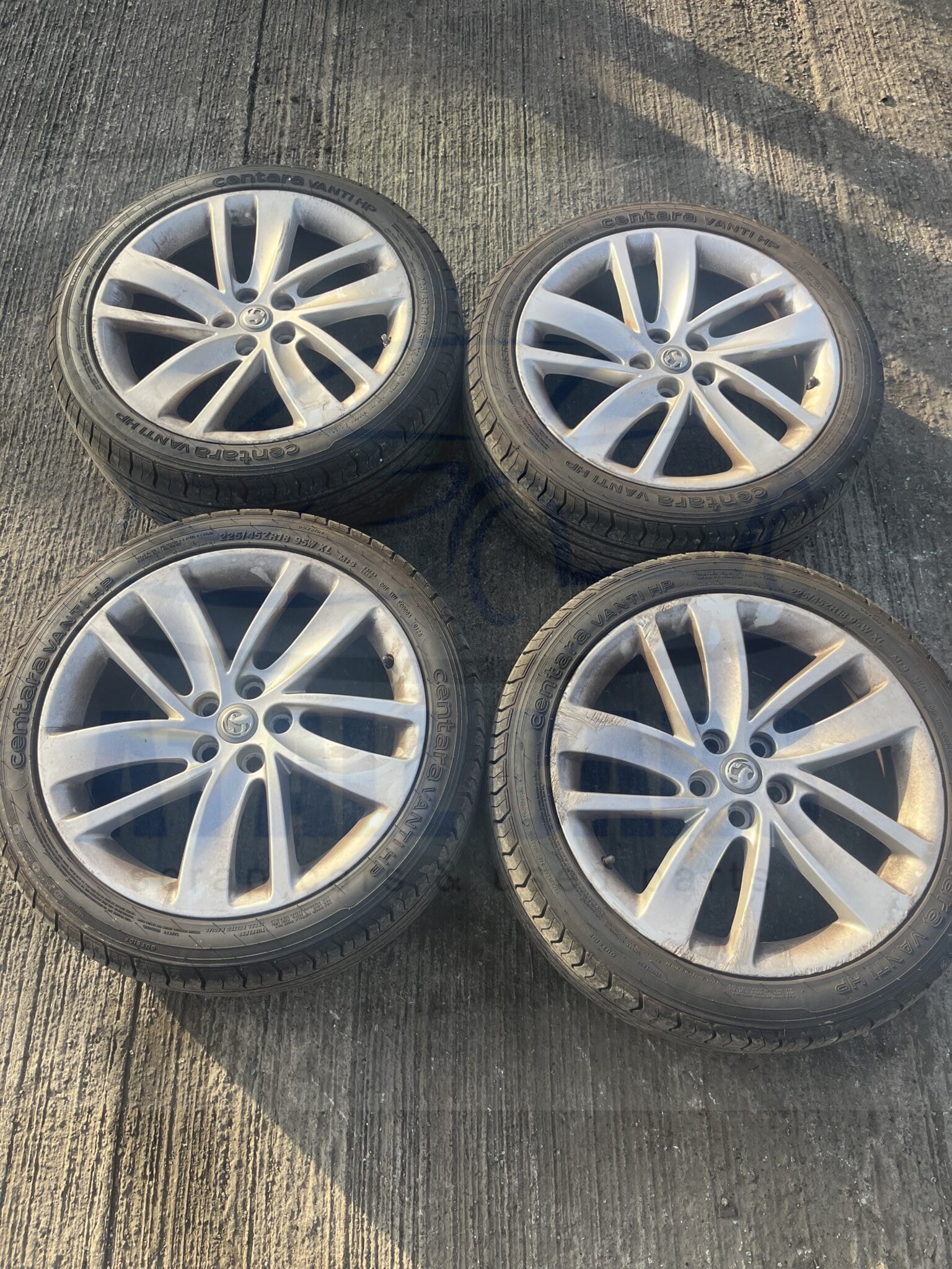 Vauxhall Astra 2010-2015 Full Set Of 18″ Alloy Wheels And Tyres – 225/45/18 ( 1 Alloy Has Scuff See Pics ) Fits Petrol Models Only