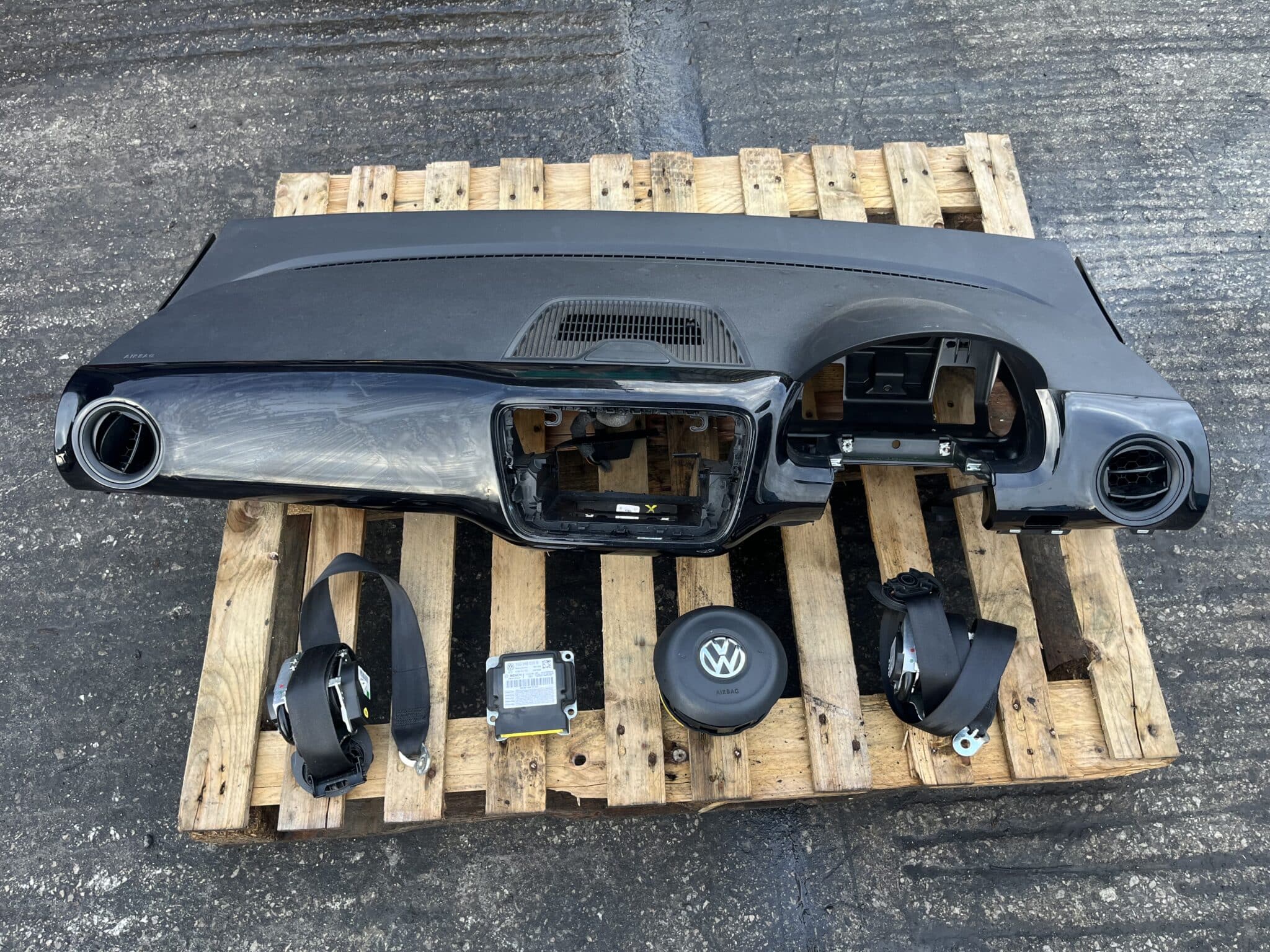 Volkswagen Up 2012-2017 Hatchback Full Airbag Kit – Dash – Airbags – Module And Seatbelts ( 5 Door )