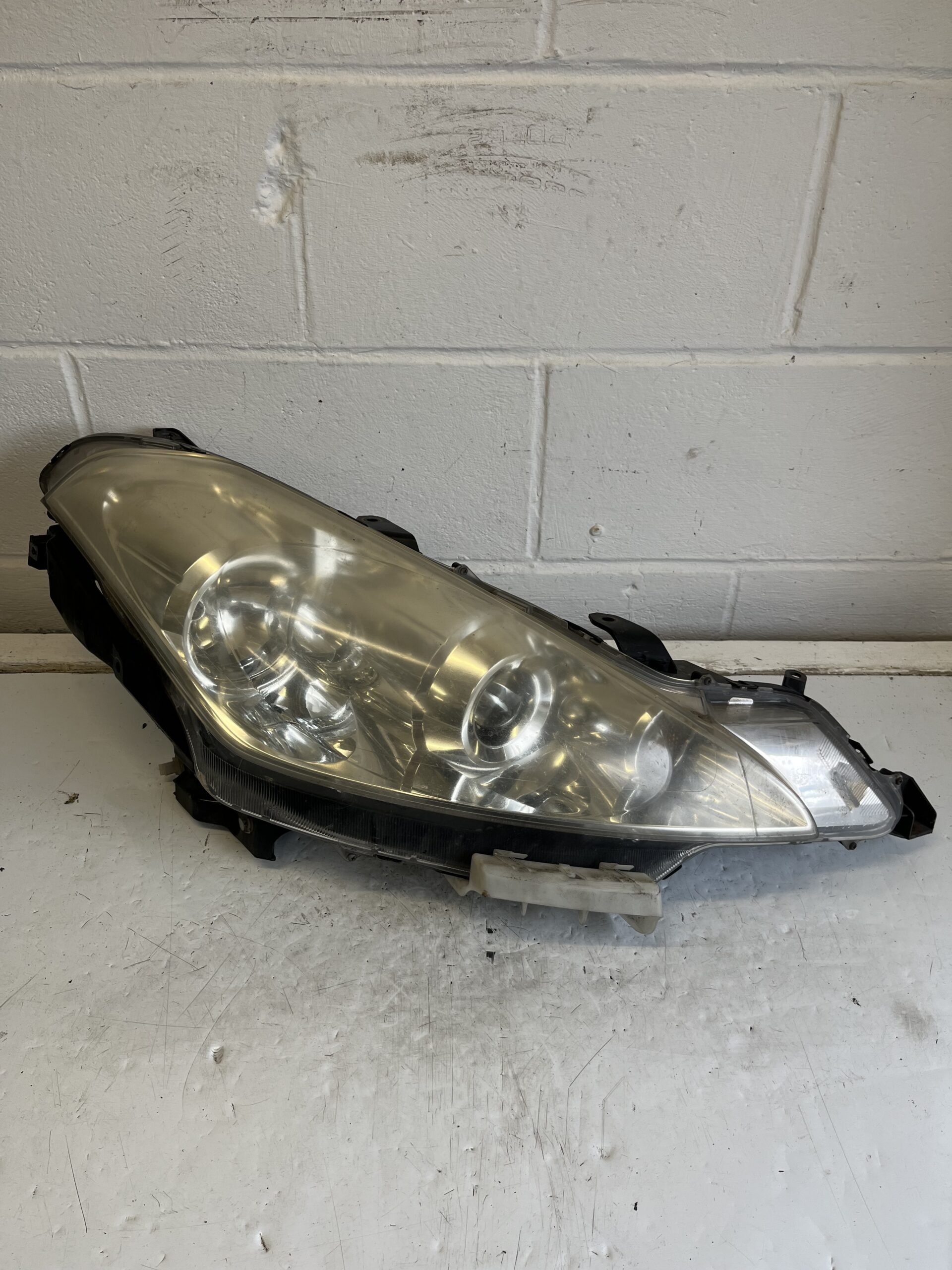 Peugeot 4007 2007-2012 Off Side Headlamp – Xenon ( Lense Slightly Faded )