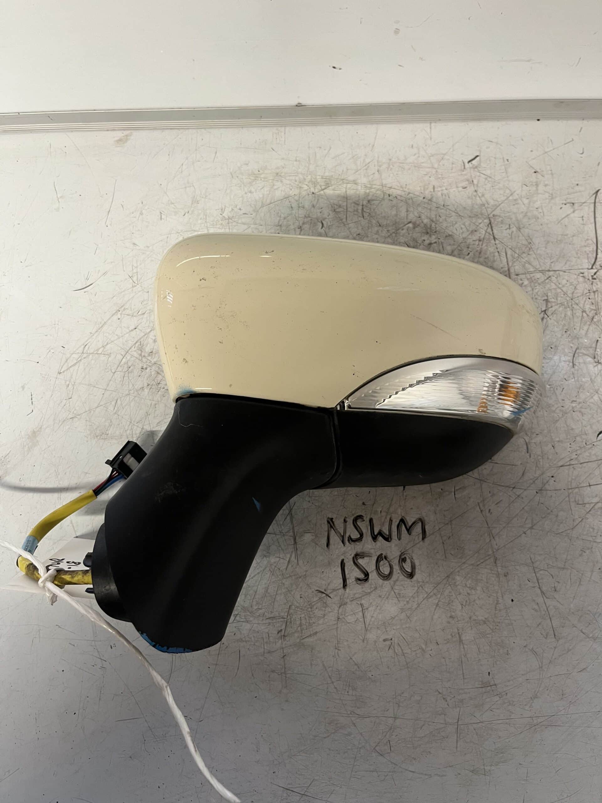Renault Captur 2013-2018 Near Side Electric Door Mirror – White – ( 7 Wire Plug )