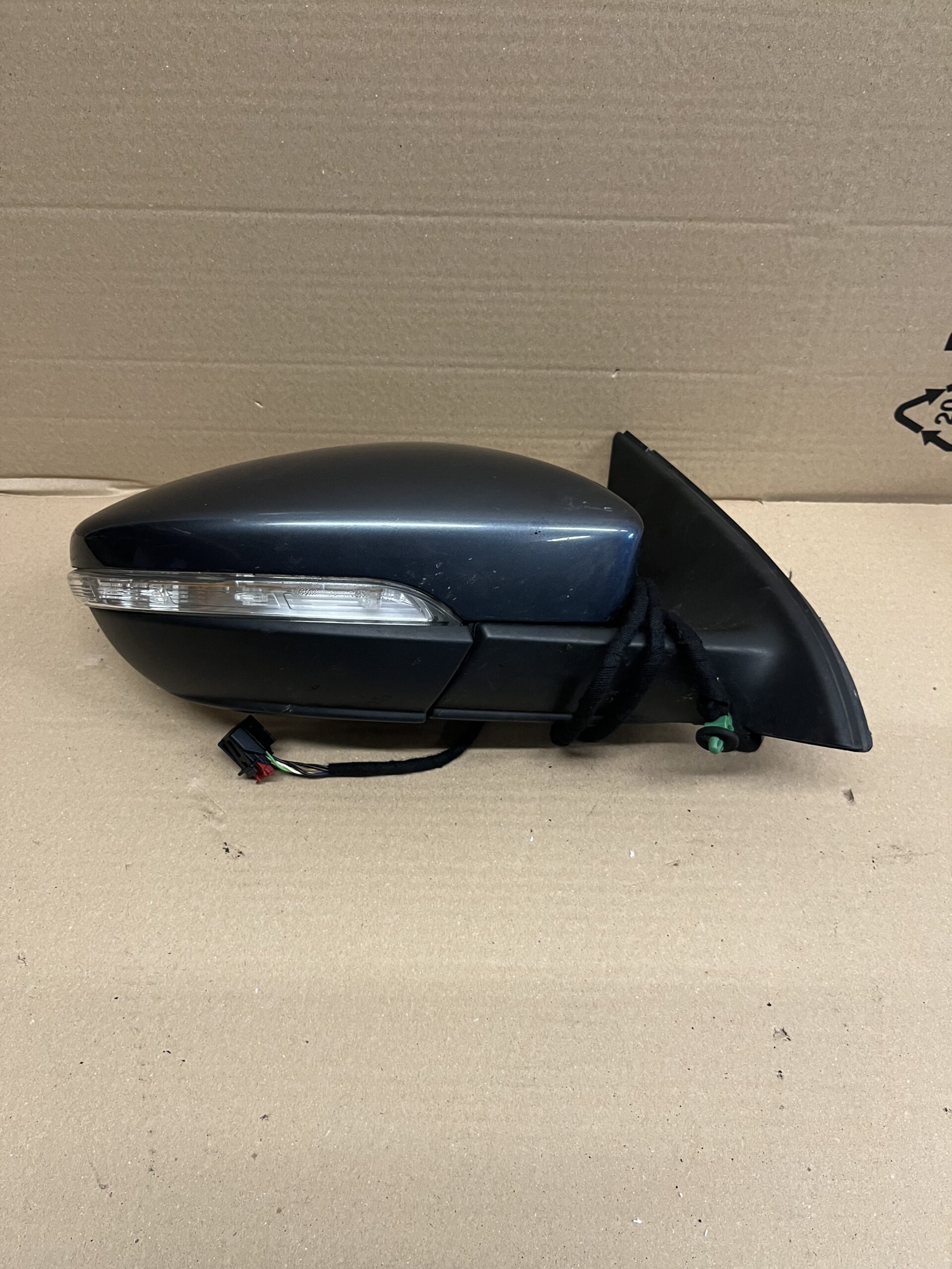 Volkswagen Passat 2010-2014 Off Side Electric Door Mirror – Grey LK7X Colour Code ( Puddle Lamp )